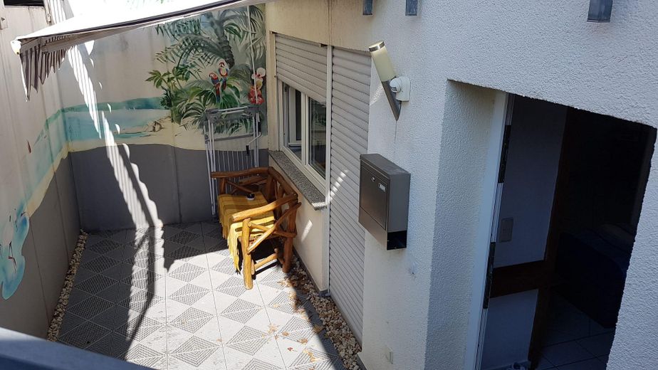 ZAREZERWOWANE Atrakcyjne mieszkanie jednopokojowe z tarasem, zabudowaną kuchnią, miejscem parkingowym i piwnicą – Terrasse