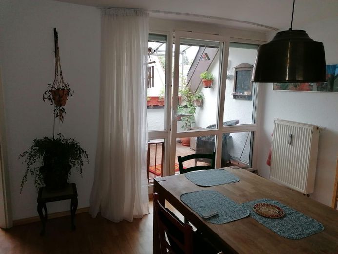 3-Zi-Maisonette, 106 m² 🏔️ Schwarzwaldblick, neue Küche, frisch renoviert, 2 TG – Wohnzimmer 3 mit Loggia