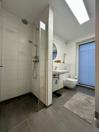 Einzigartige Wasserlage in der Wasserstadt Limmer – 4 Zimmer, 2 Terrassen & unverbaubarer Blick – Fotoğraf 11