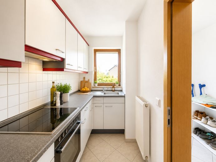 Helle 1-Zimmerwohnung mit verglastem Balkon &amp; Tiefgaragenstellplatz in Germering – Küche