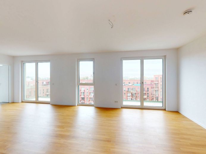 **Kentsel yaşam cennetiniz: Berlin-Lichtenberg'de 3 balkonlu geniş 3 odalı daire** – Ansicht II: Wohnzimmer mit of…