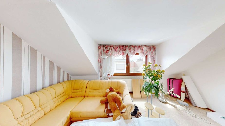 Schnäppchenpreis  stilvolles bezugsfertiges Zuhause in Barby mit Hof, Garage &amp; Nähe zur Natur – Dachgeschoss_Zimmer
