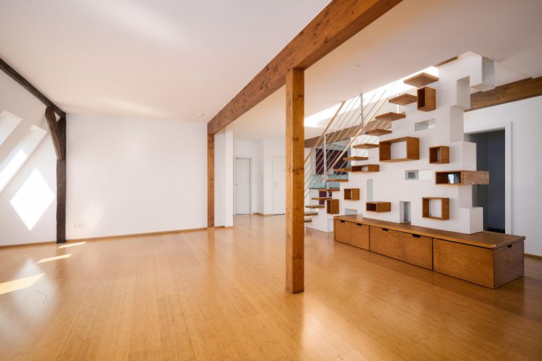 Altbau-Dachgeschosswohnung mit privater Dachterrasse am Adolfplatz — 127m², provisionsfrei – Wohnzimmer 