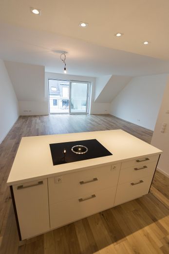 Exklusive 3-Zimmer-Wohnung in Bad Vilbel (2016), 105 m², Balkon, 2 TG-Plätze mit Wallbox – Wohnzimmer mit Balkontür