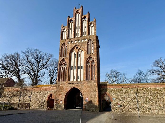 HORN IMMOBILIEN++RESERVIERT! Neubrandenburg Zentrum, helle 3-Raum Eigentumswohnung, EBK, Keller &amp; Parkfläche – Treptower Tor