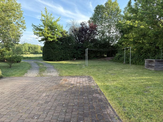 Garten und weitere Zufahrt