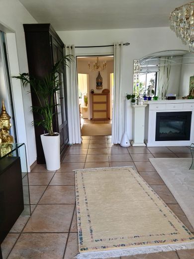 Helle 3 Zimmer-Wohnung in Eicken – Wohnzimmer, Blick in Flur