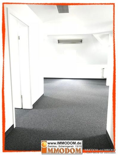Ruhige und abgeschiedene Büro- oder Praxisräume im Dachgeschoß einer Stadtvilla zu vermieten! – Flur