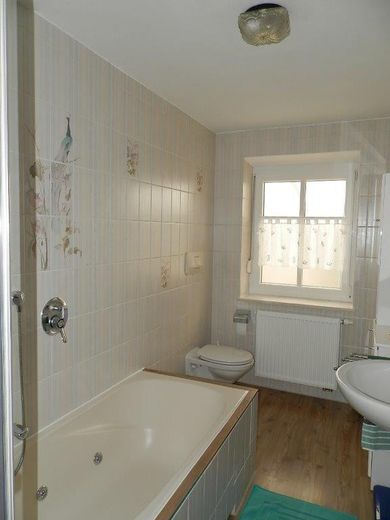 Ekskluzywna nieruchomość nad rzeką Neufnach – przestronne mieszkanie na działce o powierzchni ok. 1700 m² – Bad EG
