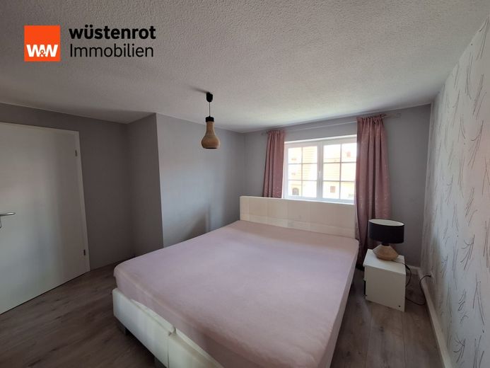 Charmantes Reihenmittelhaus mit schönem Garten in zentraler Wohnlage von Zschornewitz – Schlafzimmer