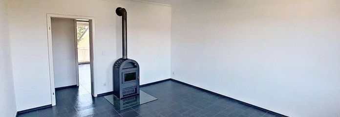 ŞÖMİNE, ankastre mutfak ve BALKONLU modernize edilmiş 2 odalı eski bina dairesi – Ansicht II: Wohn- und Esszimm…
