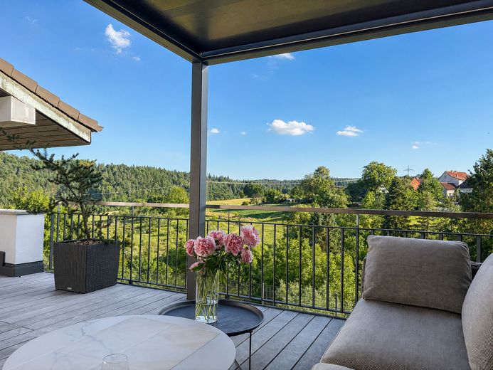 Modernisiertes Einfamilienhaus mit Charakter – Hanglage, Garten und viel Platz in Mömbris – Blick von der Terrasse