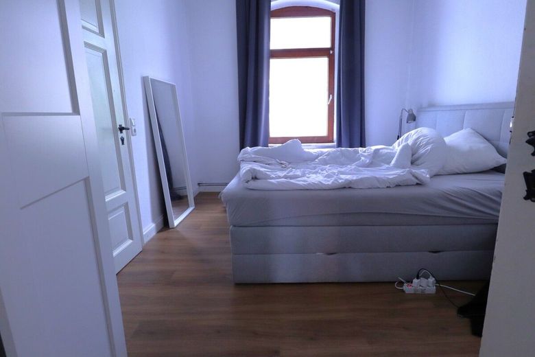 8 Parteien-Mehrfamilienhaus + + im tollen Umfeld + + 1 Garage und ein kleiner Garten am Innenhof – Schlafzimmer