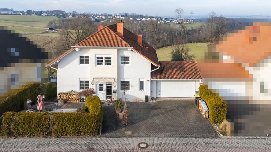 Einfamilienhaus mit Einliegerwohnung, Doppelgarage und Garten. Willkommen in Horhausen! – Straßenansicht