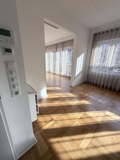 Приваблива орендна квартира з кондиціонером – доступна негайно – Wohn/Esszimmer