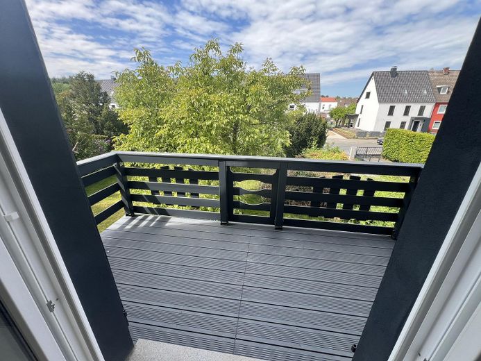 Kind 4 mit Balkon