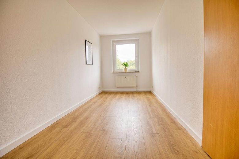Erstbezug nach Sanierung: 4-Raum-Wohnung mit Einbauküche, Balkon & Autostellplatz – Schlafzimmer I