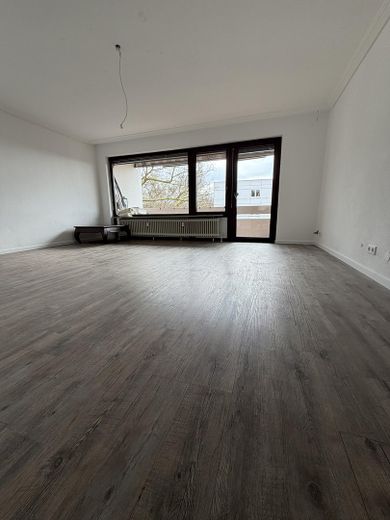Modernisierte 4,5 Zimmer Wohnung mit Balkon, EBK und TG-Box in begehrter Wohnlage von Sindelfingen – Wohnzimmer