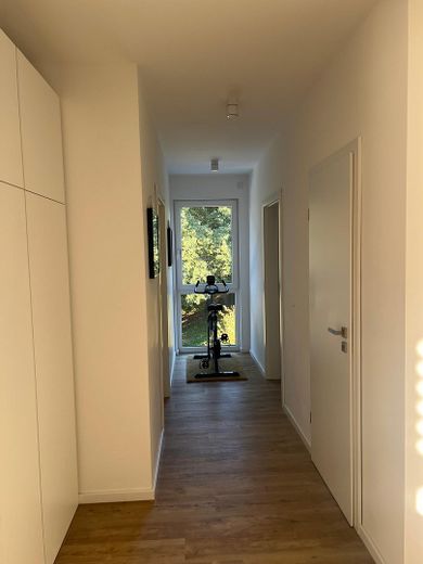Exklusive 2,5 Zimmer Wohnung mit Aufzug, Niedrigenergiehaus mit PV Mieterstrom – Flur-Arbeitsraum