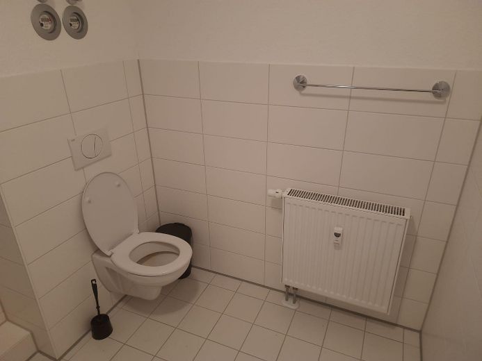 Möblierte 2-Zimmer-Wohnung in Uni-Nähe – Perfekt für WG! – Bad 