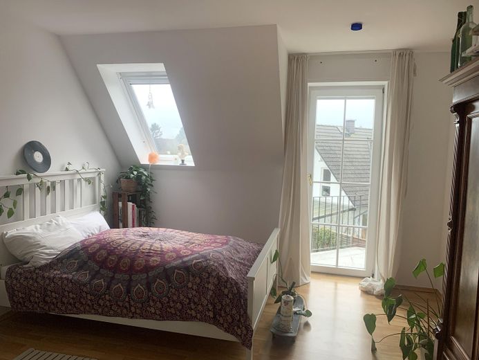 Güneşli güney bahçesi, ticari birimi ve çeşitli kullanım olanaklarıyla temsili villa – Schlafzimmer mit Balkon im 1.O