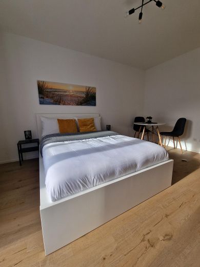 NEU renvoierte 1 Zi-Whg mit Balkon voll möbliert in Passau zentral – Bett