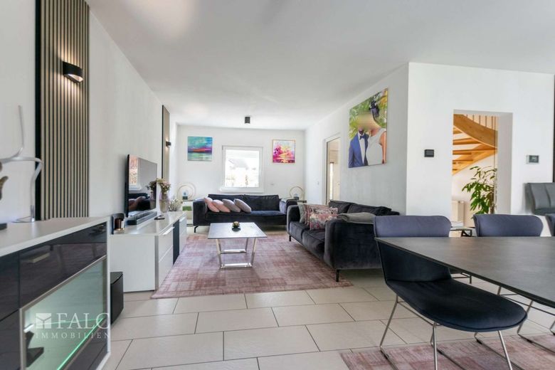 Modernes Familienglück mit großem Garten, Wintergarten &amp; Ausbaupotenzial – Wohnzimmer