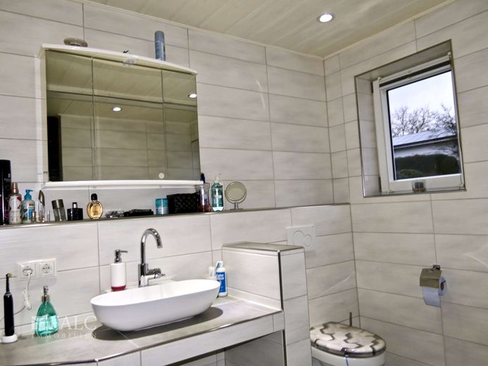 Einfach Mehr: Kernsaniertes 2-Familien-Haus. Top Lage-Zustand-Ausstattung. TE für beide Wohnungen. – Bad EG: Wanne, Dusche, Fenster