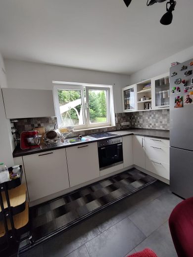 Attraktive 3-Zimmer-Wohnung mit Einbauküche, Garten und PV-Potenzial – Küche