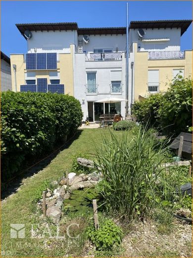 Familienglück in modernem, energieeffizientem Reihenmittelhaus – Rückansicht