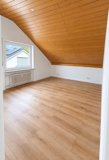 Мансарда з характером: 3 кімнати, паркет «ялинка», південна тераса 26 м², вільна з 01.11. – Schlafzimmer