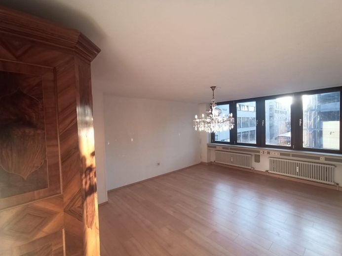 Große 4 Zimmer WHG mit Dachterrasse in bester Lage mit Stellplatz – Foto 8