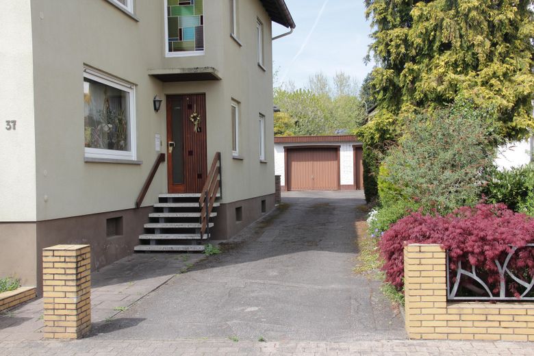 Haustür und Hofeinfahrt
