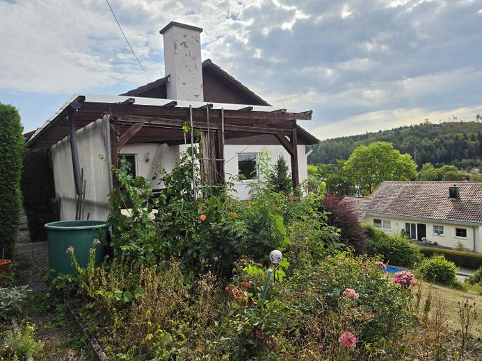 Provisionsfrei: Großzügiges Einfamilienhaus in ruhiger Aussichtslage mit teilbarem Großgrundstück – Garten und Pergola