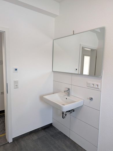 3-Zi.-DG-Wohnung mit Klima - Erstbezug nach Sanierung – Bad