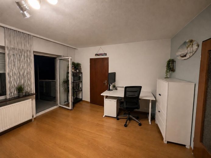 Großzügige 1-Zimmer Wohnung mit Balkon und Garage in Bornheim-Waldorf – Wohnbereich