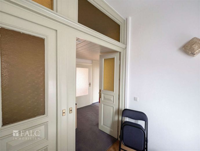 Mehrfamilienhaus mit Potenzial – Obergeschoss Eingang - (KI generiert)