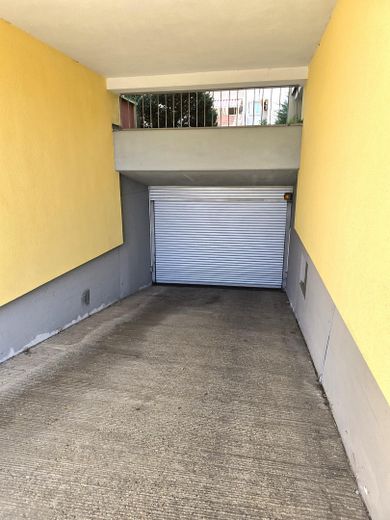 Placement financier avec perspectives – 2 logements loués + parking souterrain | 135 m² | 17.640 € de loyer annuel hors charges – Einfahrt Tiefgarage