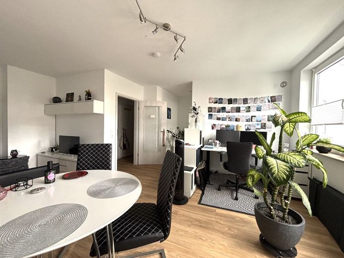 Kapitalanlage oder Eigenheim: Attraktive 2-Zi.-Wohnung mit Balkon &amp; TG-Stellplatz in Mainz- Finthen – Wohnzimmer