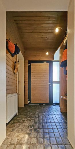 Bungalow senza barriere architettoniche · ca. 190 m² di superficie utile · zona residenziale tranquilla · concetto abitativo versatile – Haustüre Windfang EG