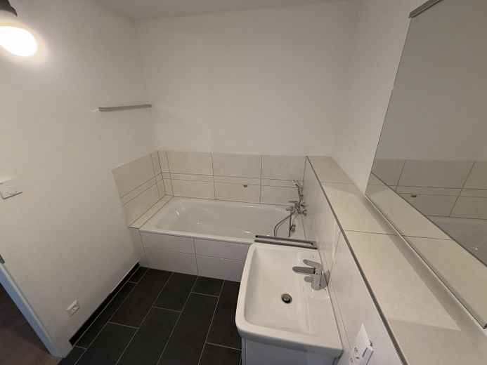 Ihr eigener Garten im Neubau – 65 m², Maintal, nahe Frankfurt – Badezimmer - Wannenbad