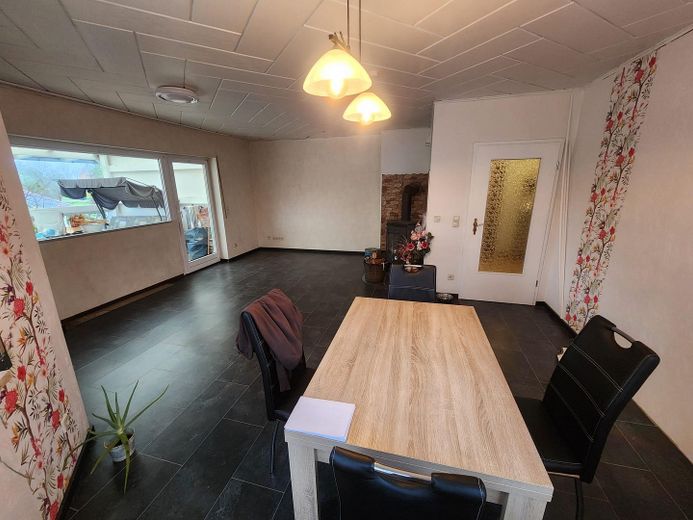 4-pokojowe mieszkanie w spokojnej lokalizacji – Wohnzimmer