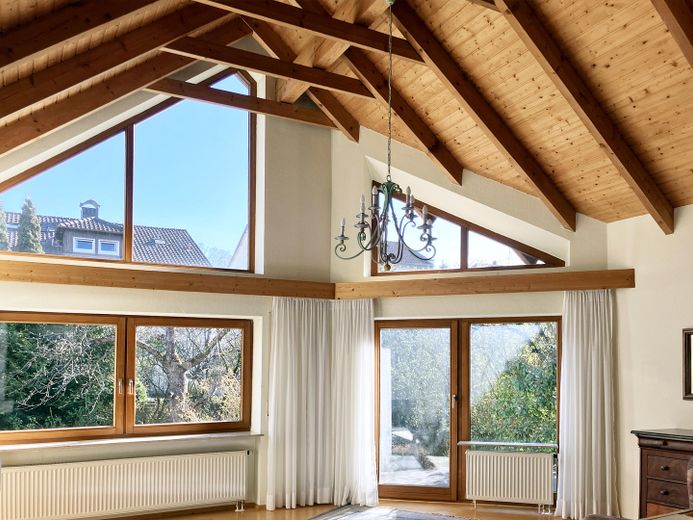 Lichtdurchflutetes Architektenhaus in innenstadtnaher & ruhiger Sackgassenlage mit großem Garten – Wohnzimmer