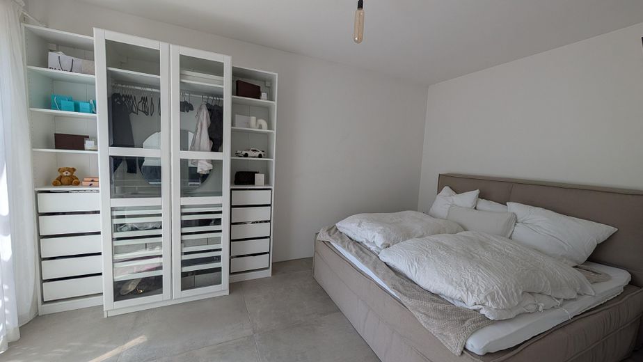 Komisyonsuz: 2023 yeni yapı, A, 178 m² yaşam/kullanım alanı, 1–2 birim, BGL, uzak manzara, şehir merkezine yakın, fotovoltaik sistem ve klima – Helles Schlafzimmer