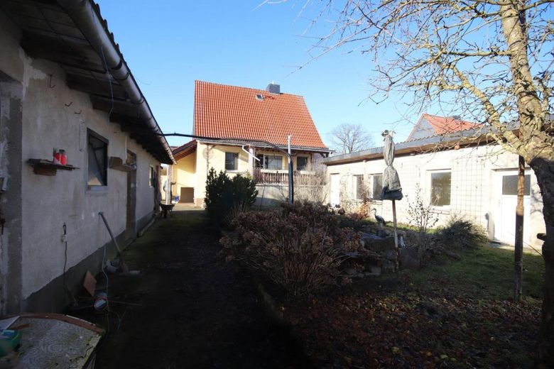 Dieses Einfamilienhaus ist in Massivbauweise mit viel Nebengebäude – Bild 5