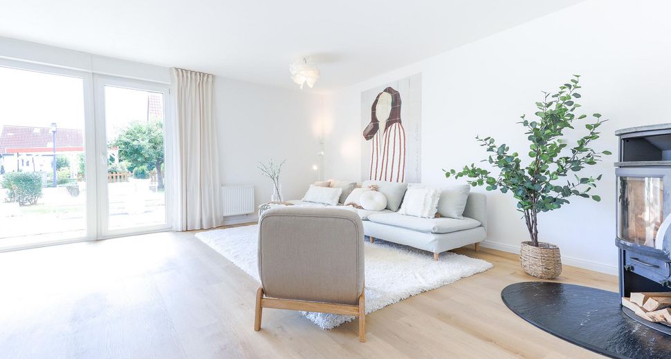 ***Provisionsfrei: Moderne Doppelhaushälfte  - sofort einziehen und wohlfühlen!*** – Wohnzimmer mit Terrassenblick