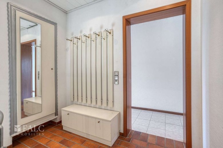 Wohnen mit Perspektive - gepflegtes Zweifamilienhaus mit Garten, Garage  in Köln-Zündorf – Garderobe im Treppenhaus OG