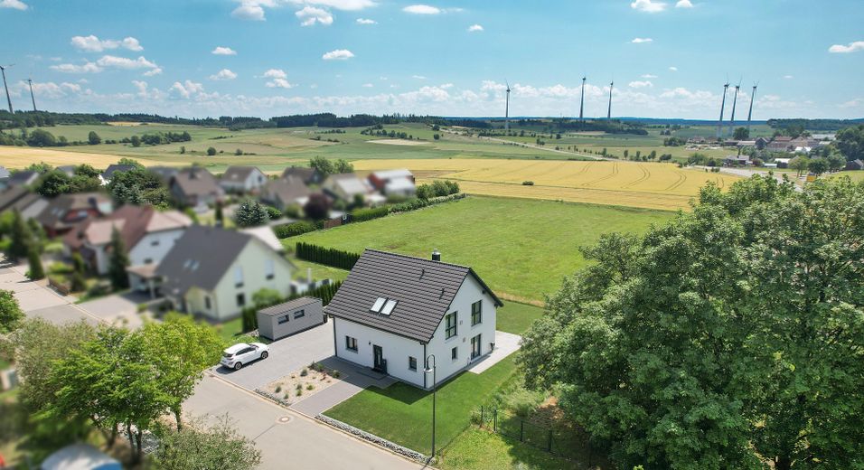 Freiraum, Panoramablick & top angebunden bei Hof: Neuwertiges Einfamilienhaus (2021, KFW-40, A+) – Luftbild Richtung Süd-Ost,fern