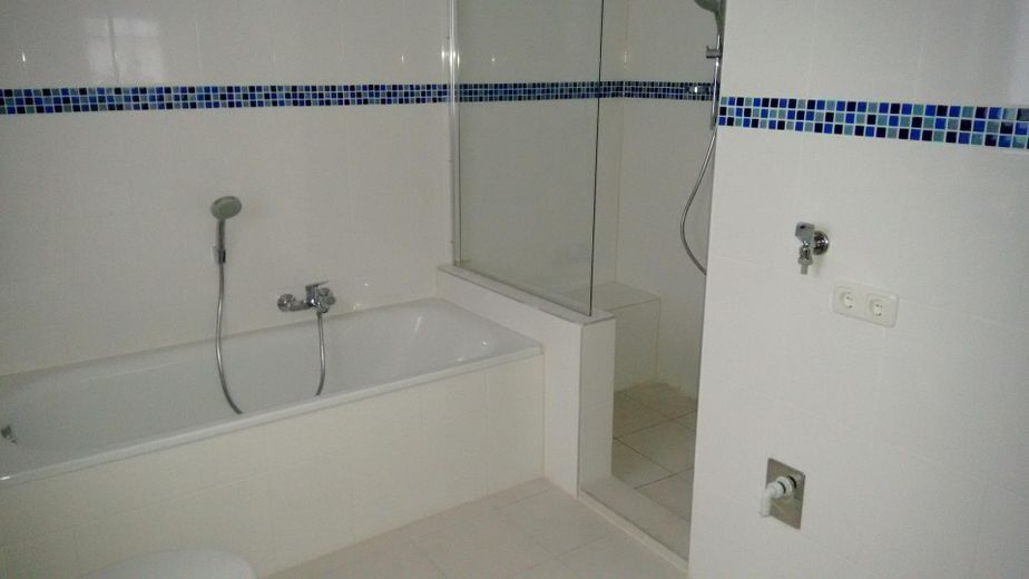 منزل من 3 شقق، حديث البناء، هوخهايم، ماسنهايم – Badezimmer mit Dusche EG