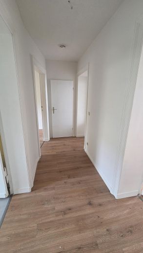 Amplio apartamento de 2 habitaciones, cocina equipada, amplio baño con ducha y bañera, muy luminoso – Flur